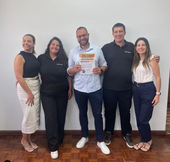 Equipe da Ê-Sistemas com prêmio interno de destaque